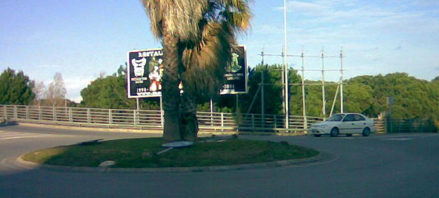 Seales de la rotonda arrancadas y cartel publicitario situado en el cruce de la avenida Europa y la Avenida del Mar de Gavà Mar destrozados por un fuerte temporal de viento (24 de Enero de 2009)